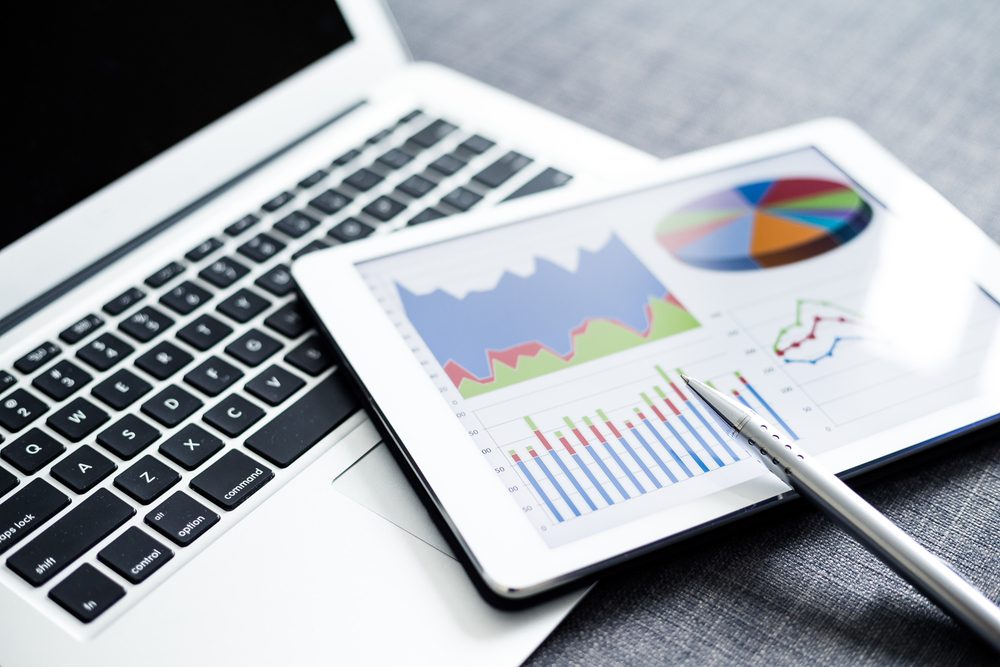 ノートパソコンとタブレットにブログ流入統計のグラフが表示されている様子